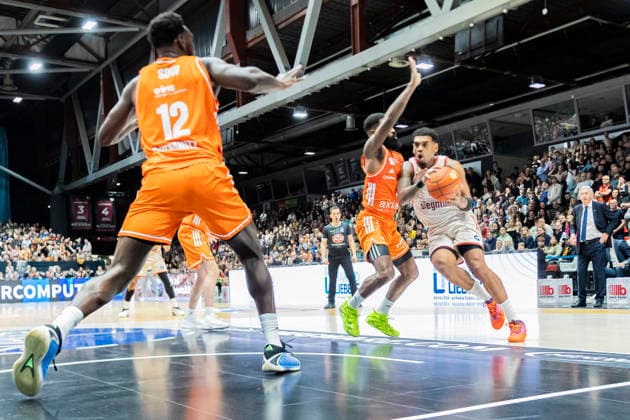 18.01.2026, xomx, Basketball easyCredit BBL Bundesliga, NINERS Chemnitz - FC Bayern München v.l. Xaviar Rathan-Mayes (Bayern München) und Corey Davis Jr. (Niners Chemnitz) im Zweikampf am Ball. Chemnitz