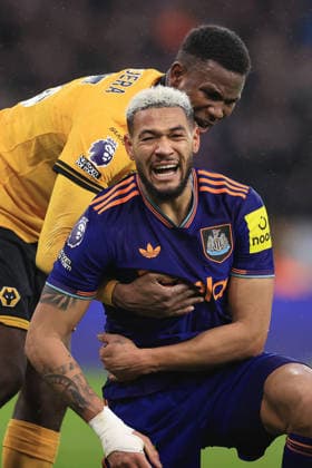 Football - Premier League - Wolverhampton Wanderers v Newcastle United 18th January 2026 - Premier League - Wolverhampton Wanderers v Newcastle United - Joelinton of Newcastle United is consoled by Yerson Mosquera of Wolverhampton Wanderers - Photo: Simon Stacpoole Offside. Wolverhampton UK Copyright: xSimonxStacpoolexOffside