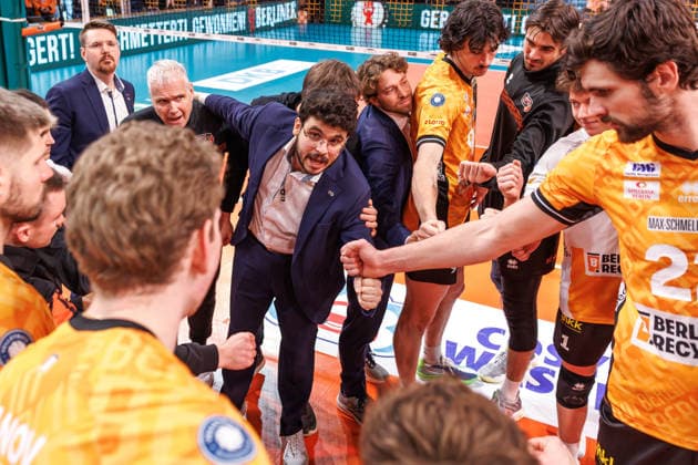 18.01.26, Berlin, Volleyball, 17. Spieltag, Berlin Recycling Volleys - Helios Grizzlys Giesen. Trainer Alexandre Leal (BR Volleys) klatscht mit seiner Mannschaft nach Spielende ab. Recycling Volleys - Helios Grizzlys Giesen