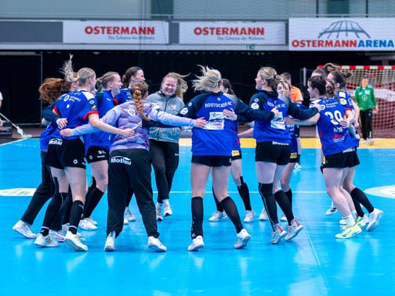 Die Rostocker Spielerinnen bejubeln den Sieg. TSV Bayer 04 Leverkusen vs. Rostocker Handball Club, Handball, ALSCO Handballbundesliga Frauen, 14. Spieltag, Saison 2025 2026, 18.01.2026 TSV Bayer 04 Leverkusen vs. Rostocker Handball Club, Handball, ALSCO Handballbundesliga Frauen, 18. Spieltag, Saison 2025 2026, 18.01.2026 Leverkusen Copyright: xEibner-Pressefoto ThomasxHaeslerx EP_THR