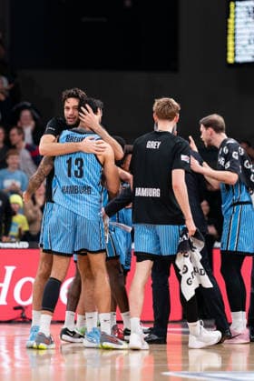 Veolia Towers Hamburg jubelt Jubel, Martin Breunig (Veolia Towers Hamburg, 13), Benedikt Turudic (Veolia Towers Hamburg, 44), Jared Grey (Veolia Towers Hamburg, 08), GER, Veolia Towers Hamburg vs Ratiopharm Ulm, Basketball, Bundesliga, Spieltag 16, Saison 2025 2026, 18.01.2026 GER, Veolia Towers Hamburg vs Ratiopharm Ulm, Basketball, Bundesliga, Spieltag 16, Saison 2025 2026, 18.01.2026 Hamburg Copyright: xEibner-Pressefoto MaxxVincenx EP_MVN