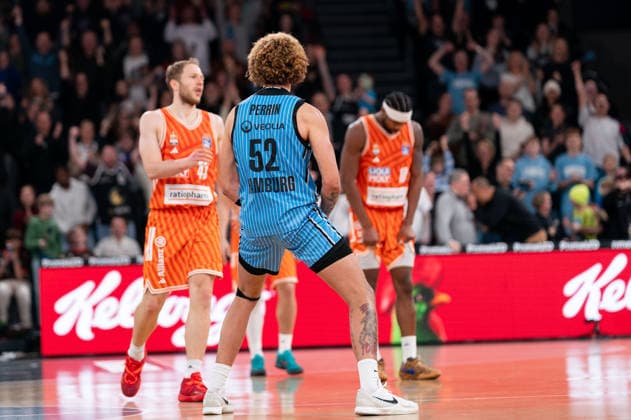 Zacharie Perrin (Veolia Towers Hamburg, 52) jubelt Jubel nach Sieg Spielende, GER, Veolia Towers Hamburg vs Ratiopharm Ulm, Basketball, Bundesliga, Spieltag 16, Saison 2025 2026, 18.01.2026 GER, Veolia Towers Hamburg vs Ratiopharm Ulm, Basketball, Bundesliga, Spieltag 16, Saison 2025 2026, 18.01.2026 Hamburg Copyright: xEibner-Pressefoto MaxxVincenx EP_MVN