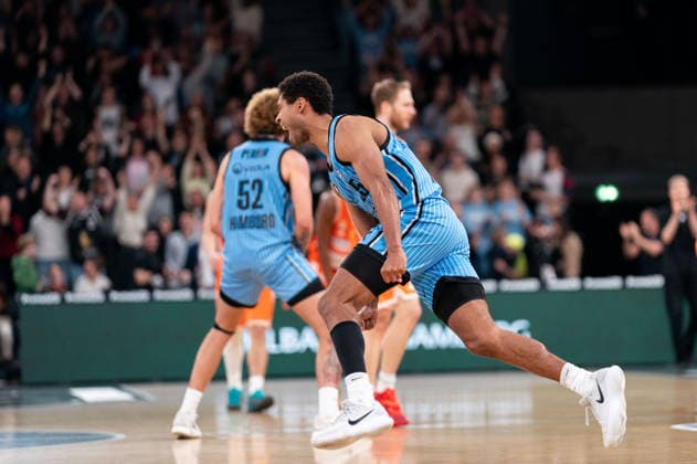 Kenneth Ogbe (Veolia Towers Hamburg, 25) jubelt Jubel nach Sieg Spielende, GER, Veolia Towers Hamburg vs Ratiopharm Ulm, Basketball, Bundesliga, Spieltag 16, Saison 2025 2026, 18.01.2026 GER, Veolia Towers Hamburg vs Ratiopharm Ulm, Basketball, Bundesliga, Spieltag 16, Saison 2025 2026, 18.01.2026 Hamburg Copyright: xEibner-Pressefoto MaxxVincenx EP_MVN