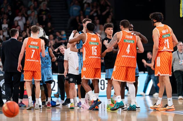 nach Spielende, Shakehands, GER, Veolia Towers Hamburg vs Ratiopharm Ulm, Basketball, Bundesliga, Spieltag 16, Saison 2025 2026, 18.01.2026 GER, Veolia Towers Hamburg vs Ratiopharm Ulm, Basketball, Bundesliga, Spieltag 16, Saison 2025 2026, 18.01.2026 Hamburg Copyright: xEibner-Pressefoto MaxxVincenx EP_MVN