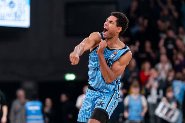 Kenneth Ogbe (Veolia Towers Hamburg, 25) jubelt Jubel nach Sieg Spielende, GER, Veolia Towers Hamburg vs Ratiopharm Ulm, Basketball, Bundesliga, Spieltag 16, Saison 2025 2026, 18.01.2026 GER, Veolia Towers Hamburg vs Ratiopharm Ulm, Basketball, Bundesliga, Spieltag 16, Saison 2025 2026, 18.01.2026 Hamburg Copyright: xEibner-Pressefoto MaxxVincenx EP_MVN