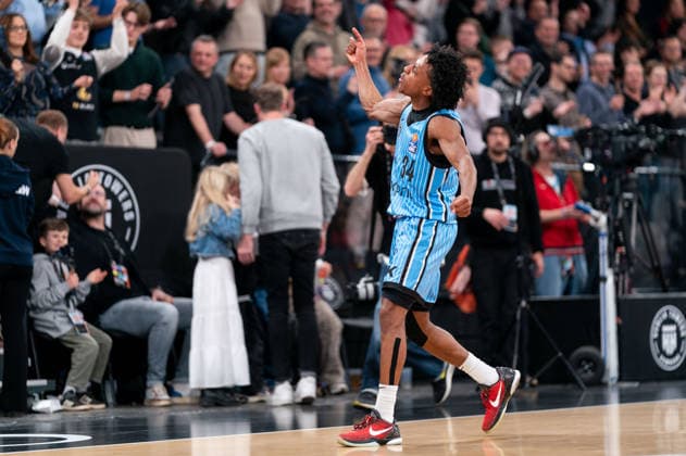 Ross Williams (Veolia Towers Hamburg, 34) jubelt Jubel nach Sieg Spielende, GER, Veolia Towers Hamburg vs Ratiopharm Ulm, Basketball, Bundesliga, Spieltag 16, Saison 2025 2026, 18.01.2026 GER, Veolia Towers Hamburg vs Ratiopharm Ulm, Basketball, Bundesliga, Spieltag 16, Saison 2025 2026, 18.01.2026 Hamburg Copyright: xEibner-Pressefoto MaxxVincenx EP_MVN
