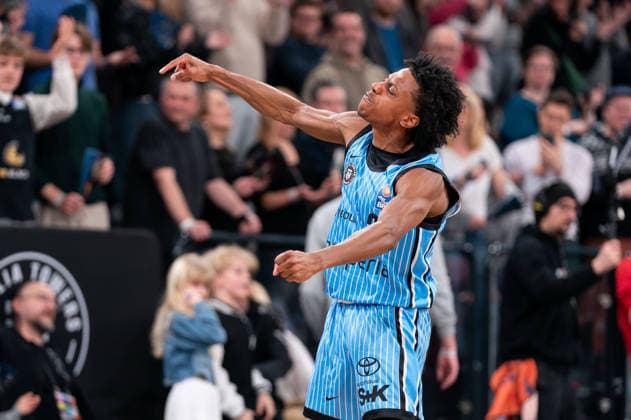 Ross Williams (Veolia Towers Hamburg, 34) jubelt Jubel nach Sieg Spielende, GER, Veolia Towers Hamburg vs Ratiopharm Ulm, Basketball, Bundesliga, Spieltag 16, Saison 2025 2026, 18.01.2026 GER, Veolia Towers Hamburg vs Ratiopharm Ulm, Basketball, Bundesliga, Spieltag 16, Saison 2025 2026, 18.01.2026 Hamburg Copyright: xEibner-Pressefoto MaxxVincenx EP_MVN