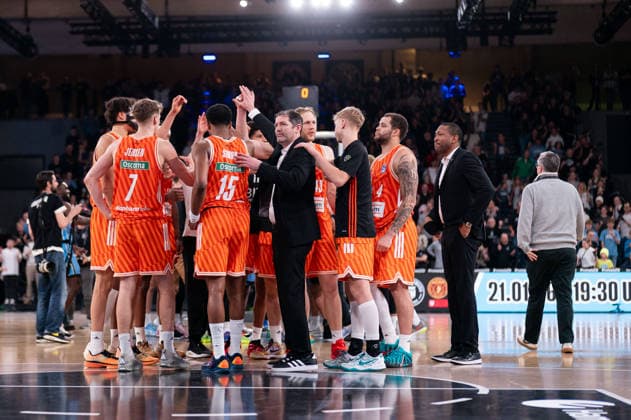 Ulmer Mannschaft enttaeuscht Enttaeuschung nach Niederlage, Mannschaft im Kreis, GER, Veolia Towers Hamburg vs Ratiopharm Ulm, Basketball, Bundesliga, Spieltag 16, Saison 2025 2026, 18.01.2026 GER, Veolia Towers Hamburg vs Ratiopharm Ulm, Basketball, Bundesliga, Spieltag 16, Saison 2025 2026, 18.01.2026 Hamburg Copyright: xEibner-Pressefoto MaxxVincenx EP_MVN
