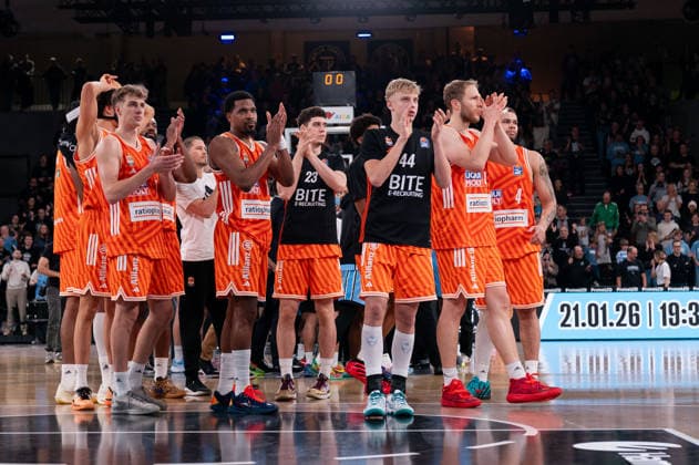 Ulmer Mannschaft enttaeuscht Enttaeuschung nach Niederlage, Applaus fuer die Fans, GER, Veolia Towers Hamburg vs Ratiopharm Ulm, Basketball, Bundesliga, Spieltag 16, Saison 2025 2026, 18.01.2026 GER, Veolia Towers Hamburg vs Ratiopharm Ulm, Basketball, Bundesliga, Spieltag 16, Saison 2025 2026, 18.01.2026 Hamburg Copyright: xEibner-Pressefoto MaxxVincenx EP_MVN