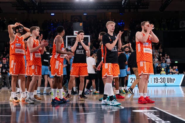 Ulmer Mannschaft enttaeuscht Enttaeuschung nach Niederlage, Applaus fuer die Fans, GER, Veolia Towers Hamburg vs Ratiopharm Ulm, Basketball, Bundesliga, Spieltag 16, Saison 2025 2026, 18.01.2026 GER, Veolia Towers Hamburg vs Ratiopharm Ulm, Basketball, Bundesliga, Spieltag 16, Saison 2025 2026, 18.01.2026 Hamburg Copyright: xEibner-Pressefoto MaxxVincenx EP_MVN