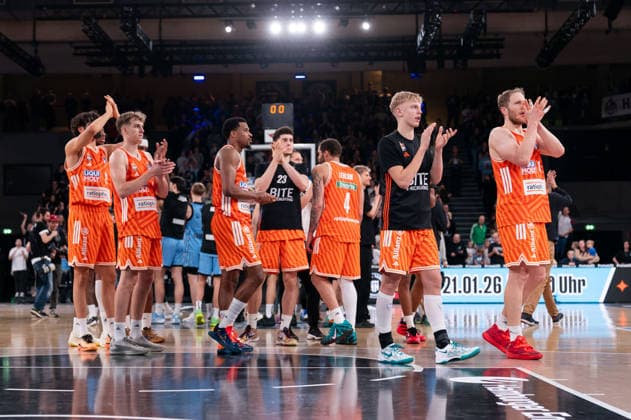 Ulmer Mannschaft enttaeuscht Enttaeuschung nach Niederlage, Applaus fuer die Fans, GER, Veolia Towers Hamburg vs Ratiopharm Ulm, Basketball, Bundesliga, Spieltag 16, Saison 2025 2026, 18.01.2026 GER, Veolia Towers Hamburg vs Ratiopharm Ulm, Basketball, Bundesliga, Spieltag 16, Saison 2025 2026, 18.01.2026 Hamburg Copyright: xEibner-Pressefoto MaxxVincenx EP_MVN