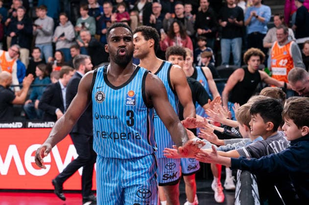 Devon Daniels (Veolia Towers Hamburg, 21) jubelt Jubel nach Sieg Spielende mit den Fans, GER, Veolia Towers Hamburg vs Ratiopharm Ulm, Basketball, Bundesliga, Spieltag 16, Saison 2025 2026, 18.01.2026 GER, Veolia Towers Hamburg vs Ratiopharm Ulm, Basketball, Bundesliga, Spieltag 16, Saison 2025 2026, 18.01.2026 Hamburg Copyright: xEibner-Pressefoto MaxxVincenx EP_MVN
