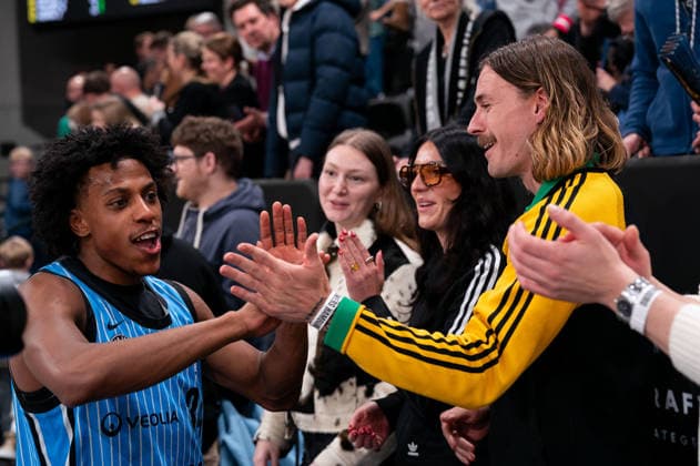 Ross Williams (Veolia Towers Hamburg, 34) jubelt Jubel nach Sieg Spielende mit Jackson Irvine (FC. St. Pauli, 07), GER, Veolia Towers Hamburg vs Ratiopharm Ulm, Basketball, Bundesliga, Spieltag 16, Saison 2025 2026, 18.01.2026 GER, Veolia Towers Hamburg vs Ratiopharm Ulm, Basketball, Bundesliga, Spieltag 16, Saison 2025 2026, 18.01.2026 Hamburg Copyright: xEibner-Pressefoto MaxxVincenx EP_MVN