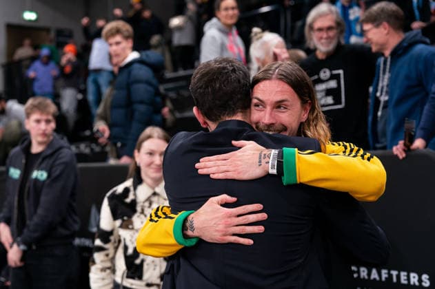 Benka Barloschky (Veolia Towers Hamburg, Trainer) jubelt Jubel nach Sieg Spielende mit Jackson Irvine (FC. St. Pauli, 07), GER, Veolia Towers Hamburg vs Ratiopharm Ulm, Basketball, Bundesliga, Spieltag 16, Saison 2025 2026, 18.01.2026 GER, Veolia Towers Hamburg vs Ratiopharm Ulm, Basketball, Bundesliga, Spieltag 16, Saison 2025 2026, 18.01.2026 Hamburg Copyright: xEibner-Pressefoto MaxxVincenx EP_MVN