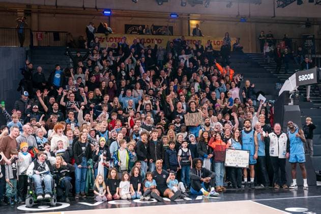 Veolia Towers Hamburg Mannschaft jubelt Jubel nach Sieg Spielende mit den Fans, Gruppenfoto, GER, Veolia Towers Hamburg vs Ratiopharm Ulm, Basketball, Bundesliga, Spieltag 16, Saison 2025 2026, 18.01.2026 GER, Veolia Towers Hamburg vs Ratiopharm Ulm, Basketball, Bundesliga, Spieltag 16, Saison 2025 2026, 18.01.2026 Hamburg Copyright: xEibner-Pressefoto MaxxVincenx EP_MVN