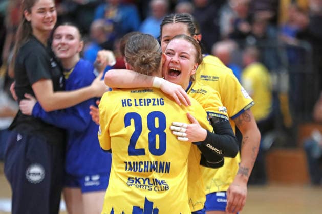 Handball, 2. Alsco HBF: HC Leipzig - TuS Lintfort; 18.01.2026 Pauline Uhlmann (2, HC Leipzig) freut sich mit Lara Tauchmann (28, HC Leipzig). Jubel, Emotionen. 2. Alsco Handball Bundesliga Frauen, HBF, Saison 2025 2026, 14. Spieltag: HC Leipzig vs. TuS Lintfort am 18.01.2026 in der Sporthalle Brüderstraße Leipzig. Copyright: xBEAUTIFULxSPORTS JanxKaeferx