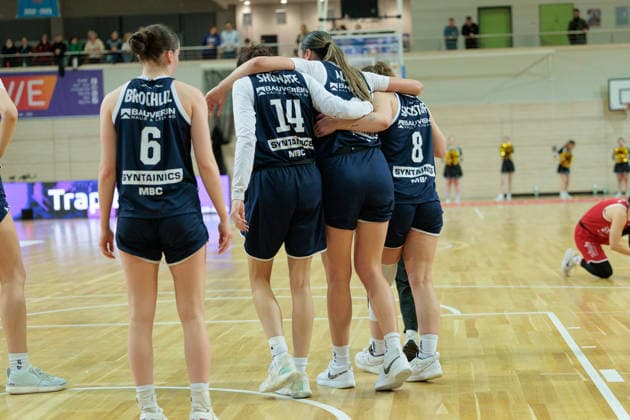 Katelyn Shumate (Lions, 14) und Anna Suckstoff (Lions, 8) stützen verletzte Alexia Allesch (Lions, 0), Syntainics MBC vs. Herner TC, Frauen, Basketball, 1. Bundesliga, DBBL, Hauptrunde, 15. Spieltag, Saison 2025 26, 18.01.2026. Halle SWH Arena Sachsen-Anhalt Deutschland