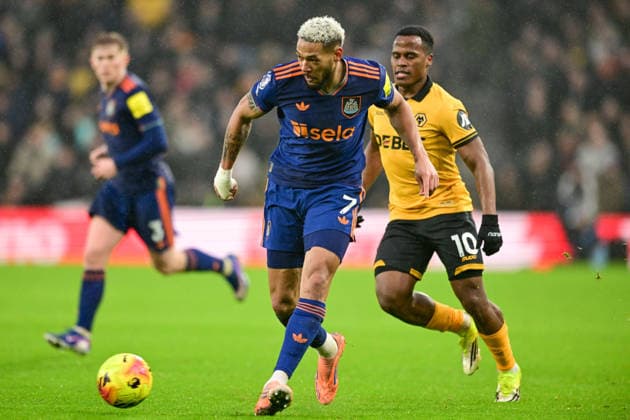Wolverhampton Wanderers v Newcastle United, Premier League Newcastle United midfielder Joelinton (7) looks to release the ball under pressure from Wolverhampton Wanderers forward Jhon Arias (10) during the Premier League match between Wolverhampton Wanderers and Newcastle United at Molineux, Wolverhampton, UK on 18 January 2026. Wolverhampton Molineux West Midlands UK Editorial use only DataCo restrictions apply See www.football-dataco.com , Copyright: xDennisxGoodwinx PSI-23590-0058