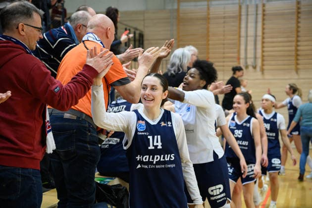 <lions beim Abklatschen mit Fans nach 71:65 Heimsieg, Syntainics MBC vs. Herner TC, Frauen, Basketball, 1. Bundesliga, DBBL, Hauptrunde, 15. Spieltag, Saison 2025 26, 18.01.2026. Halle SWH Arena Sachsen-Anhalt Deutschland
