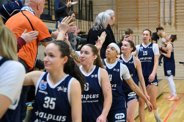 <lions beim Abklatschen mit Fans nach 71:65 Heimsieg, Syntainics MBC vs. Herner TC, Frauen, Basketball, 1. Bundesliga, DBBL, Hauptrunde, 15. Spieltag, Saison 2025 26, 18.01.2026. Halle SWH Arena Sachsen-Anhalt Deutschland