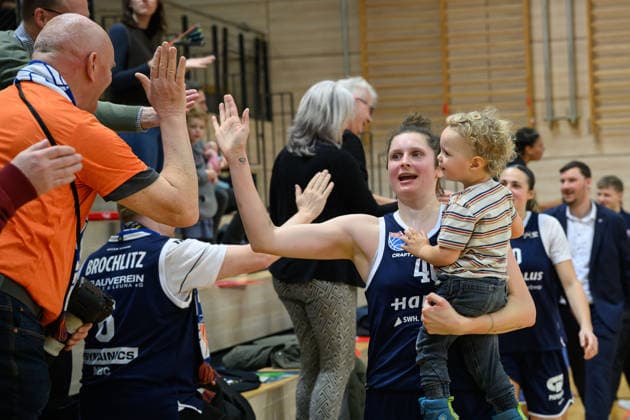 Romy Bär (Lions, 46) beim Abklatschen mit Fans nach 71:65 Heimsieg, Syntainics MBC vs. Herner TC, Frauen, Basketball, 1. Bundesliga, DBBL, Hauptrunde, 15. Spieltag, Saison 2025 26, 18.01.2026. Halle SWH Arena Sachsen-Anhalt Deutschland