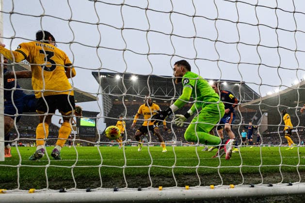 18th January 2026; Molineux Stadium, Wolverhampton, West Midlands, England; Premier League Football, Wolverhampton Wanderers versus Newcastle United; Jose Sa of Wolverhampton Wanderersmakes a save from close range  GodfreyxPitt Content restricted for UK based newspaper