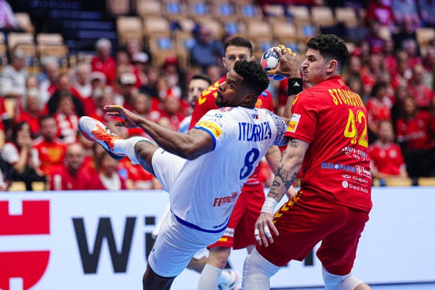Wurf Tor Victor Iturizza (Portugal, 08) DEN, Nordmazedonien vs. Portugal, Handball, EHF Europameisterschaft 2026, Gruppe B, Spieltag 2, 18.01.2026 DEN, Nordmazedonien vs. Portugal, Handball, EHF Europameisterschaft 2026, Gruppe B, Spieltag 2, 18.01.2026 Herning Copyright: xEibner-Pressefoto MarcelxvonxFehrnx EP_MFN