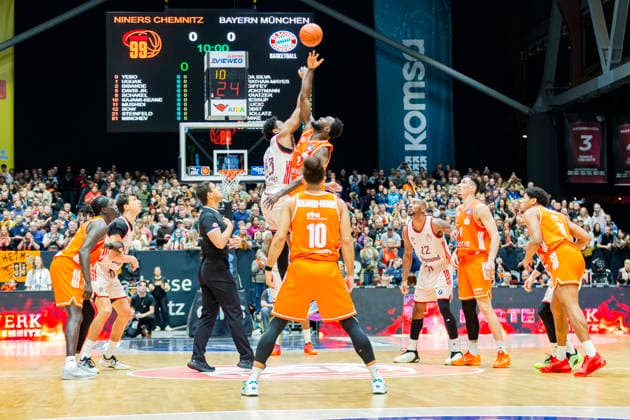 18.01.2026, xomx, Basketball easyCredit BBL Bundesliga, NINERS Chemnitz - FC Bayern München v.l. Tip-off David McCormack (Bayern München) und Amadou Sow (Niners Chemnitz) Chemnitz