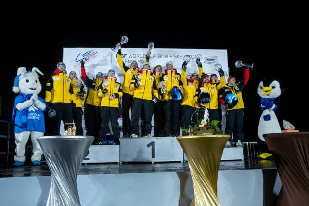 FRIEDRICH Francesco, SOMMER Matthias, SCHUELLER Alexander, STRAUB Felix (Deutschland), LOCHNER Johannes, MARGIS Thorsten, WENZEL Joern, FLEISCHHAUER Georg (Deutschland), AMMOUR Adam, AMMOUR Issam, TASCHE Joshua, SCHALLER Alexander (Deutschland) jubeln mit Pokal Kristallkugel ueber Platz 2, Sieg, Platz 3 im Gesamtweltcup, GER, IBSF Bob Weltcup Altenberg, Viererbob Herren, Saison 2025 2026, 18.01.2026 GER, IBSF Bob Weltcup Altenberg, Viererbob Herren, Saison 2025 2026, 18.01.2026 Altenberg *** FRIEDRICH Francesco, SOMMER Matthias, SCHUELLER Alexander, STRAUB Felix Germany , LOCHNER Johannes, MARGIS Thorsten, WENZEL Joern, FLEISCHHAUER Georg Germany , AMMOUR Adam, AMMOUR Issam, TASCHE Joshua, SCHALLER Alexander Germany celebrate with trophy crystal globe over 2nd place, victory, 3rd place in the overall World Cup, GER, IBSF Bobsleigh World Cup Altenberg, 4-man bobsleigh men, 2025 2026 season, 18 01 2026 GER, IBSF Bobsleigh World Cup Altenberg, 4-man bobsleigh men, 2025 2026 season, 18 01 2026 Altenberg Copyright: xEibner-Pressefoto Memmlerx EP_MMR