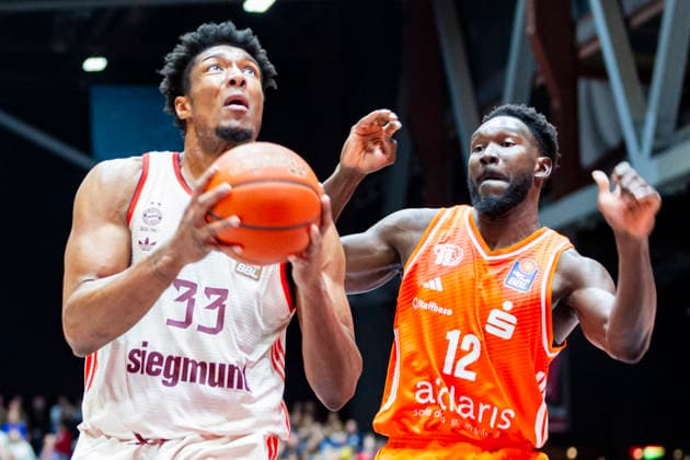 18.01.2026, xomx, Basketball easyCredit BBL Bundesliga, NINERS Chemnitz - FC Bayern München v.l. David McCormack (Bayern München) am Ball im Zweikampf mit Amadou Sow (Niners Chemnitz) Chemnitz