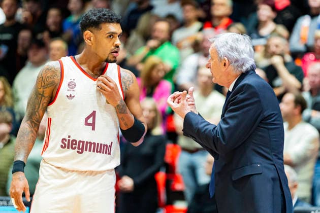 18.01.2026, xomx, Basketball easyCredit BBL Bundesliga, NINERS Chemnitz - FC Bayern München v.l. Svetislav Pesic (Bayern München Trainer). Xaviar Rathan-Mayes (Bayern München) Chemnitz
