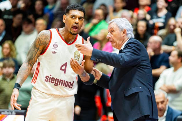 18.01.2026, xomx, Basketball easyCredit BBL Bundesliga, NINERS Chemnitz - FC Bayern München v.l. Svetislav Pesic (Bayern München Trainer). Xaviar Rathan-Mayes (Bayern München) Chemnitz
