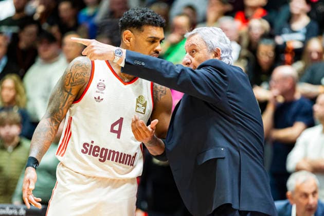 18.01.2026, xomx, Basketball easyCredit BBL Bundesliga, NINERS Chemnitz - FC Bayern München v.l. Svetislav Pesic (Bayern München Trainer). Xaviar Rathan-Mayes (Bayern München) Chemnitz