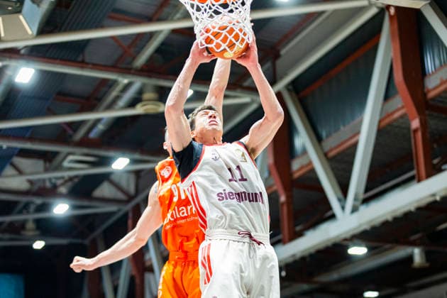 18.01.2026, xomx, Basketball easyCredit BBL Bundesliga, NINERS Chemnitz - FC Bayern München v.l. Vladimir Lucic (Bayern München) am Ball. Yordan Minchev (Niners Chemnitz) Chemnitz