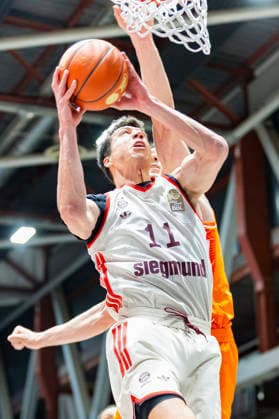 18.01.2026, xomx, Basketball easyCredit BBL Bundesliga, NINERS Chemnitz - FC Bayern München v.l. Vladimir Lucic (Bayern München) am Ball. Yordan Minchev (Niners Chemnitz) Chemnitz