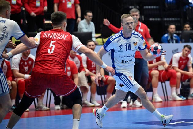 KRISTIANSTAD, SWEDEN 20260118 Iceland s Omar Ingi Magnusson and Poland s Michal Olejniczak (L) in action during the 2026 EHF European Men s Handball Championship (the EHF Euro 2026) match between Poland and Iceland at Kristianstad Arena, in Kristianstad, Sweden, on January 18, 2026. KRISTIANSTAD SWEDEN x50090x