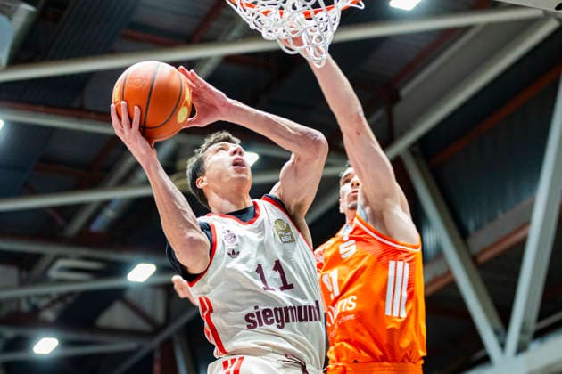18.01.2026, xomx, Basketball easyCredit BBL Bundesliga, NINERS Chemnitz - FC Bayern München v.l. Vladimir Lucic (Bayern München) am Ball. Yordan Minchev (Niners Chemnitz) Chemnitz