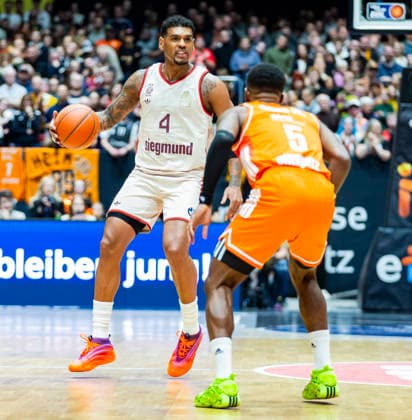 18.01.2026, xomx, Basketball easyCredit BBL Bundesliga, NINERS Chemnitz - FC Bayern München v.l. Xaviar Rathan-Mayes (Bayern München) am Ball im Zweikampf mit Corey Davis Jr. (Niners Chemnitz) Chemnitz
