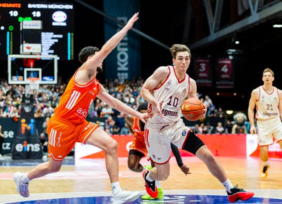 18.01.2026, xomx, Basketball easyCredit BBL Bundesliga, NINERS Chemnitz - FC Bayern München v.l. Jordan Schakel (Niners Chemnitz), Justinian Jessup (Bayern München) im Zweikampf am Ball Chemnitz
