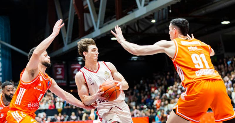 18.01.2026, xomx, Basketball easyCredit BBL Bundesliga, NINERS Chemnitz - FC Bayern München v.l. Jordan Schakel (Niners Chemnitz), , Justinian Jessup (Bayern München), Yordan Minchev (Niners Chemnitz) am Ball Chemnitz