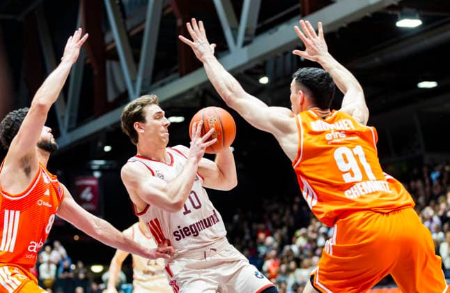 18.01.2026, xomx, Basketball easyCredit BBL Bundesliga, NINERS Chemnitz - FC Bayern München v.l. Jordan Schakel (Niners Chemnitz), Justinian Jessup (Bayern München), Yordan Minchev (Niners Chemnitz) am Ball Chemnitz