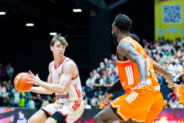 18.01.2026, xomx, Basketball easyCredit BBL Bundesliga, NINERS Chemnitz - FC Bayern München v.l. Nike Sibande (Niners Chemnitz) Chemnitz
