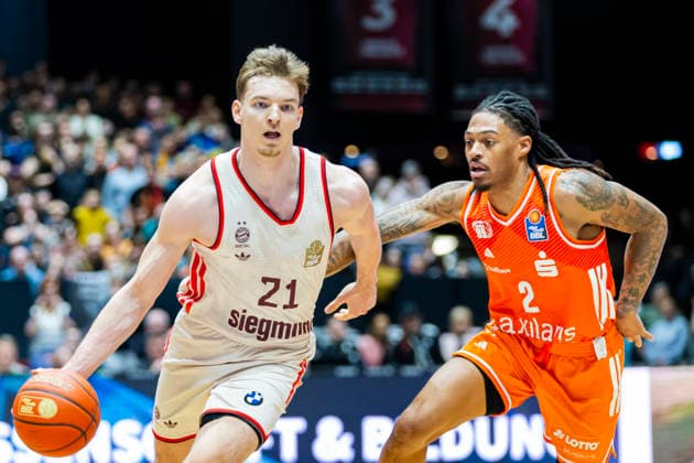 18.01.2026, xomx, Basketball easyCredit BBL Bundesliga, NINERS Chemnitz - FC Bayern München v.l. Justus Hollatz (Bayern München) am Ball im Zweikampf mit Nike Sibande (Niners Chemnitz) Chemnitz