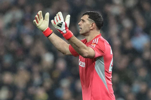 Premier League Aston Villa v Everton Aston Villa goalkeeper Emiliano Martinez gives his team instructions during the Premier League match Aston Villa vs Everton at Villa Park, Birmingham, United Kingdom, 18th January 2026 (Photo by Mark Cosgrove News Images) Birmingham Villa Park West Midlands United Kingdom Copyright: xMarkxCosgrove NewsxImagesx