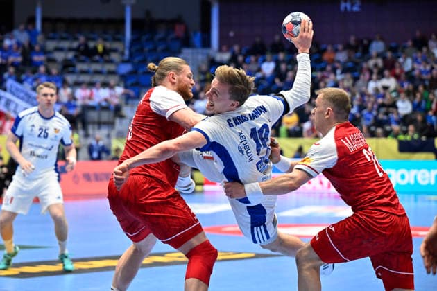 KRISTIANSTAD, SVERIGE 20260118 Iceland s Gisli Kristjansson against Poland s Tomasz Gebala and Marek Marciniak during the 2026 EHF European Men s Handball Championship (the EHF Euro 2026) match between Poland and Iceland at Kristianstad Arena, in Kristianstad, Sweden, on January 18, 2026. KRISTIANSTAD SVERIGE x50090x
