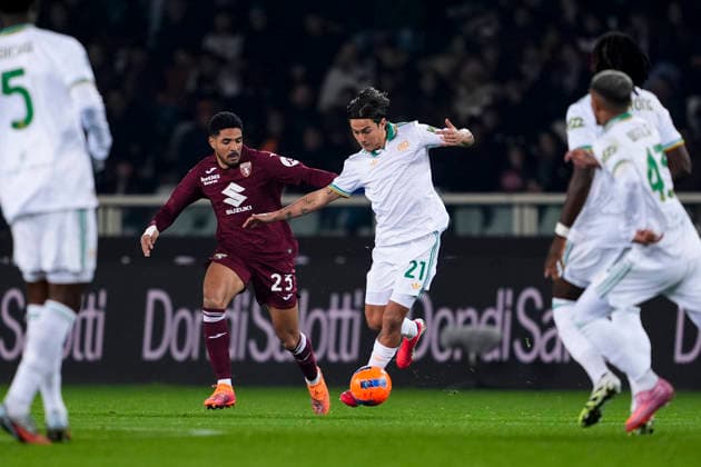 TorinoÕs Saul Coco fights for the ball with Roma s Paulo Dybala during the Serie A soccer match between Torino Fc and Roma at the Stadio Olimpico Grande Torino in Turin, north west Italy - January 18, 2026. - Soccer  Copyright: xFabioxFerrari LaPressex