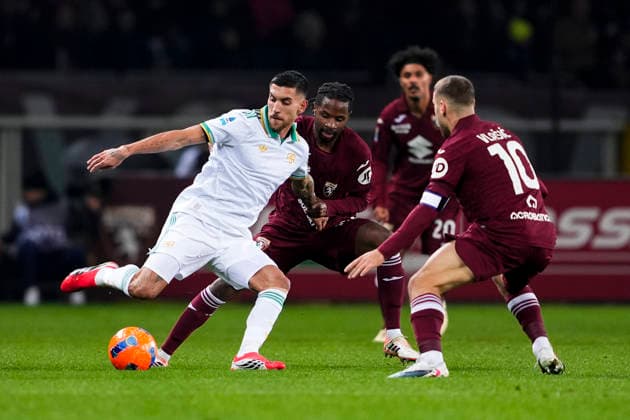 TorinoÕs Adrien Tameze fights for the ball with RomaÕs Lorenzo Pellegrini during the Serie A soccer match between Torino Fc and Roma at the Stadio Olimpico Grande Torino in Turin, north west Italy - January 18, 2026. - Soccer  Copyright: xFabioxFerrari LaPressex