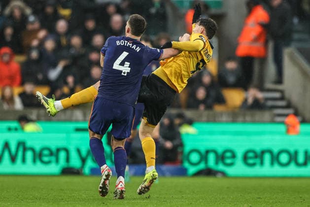 Premier League Wolverhampton Wanderers v Newcastle United Jorgen Strand Larsen of Wolverhampton Wanderers is pushed down by Sven Botman of Newcastle United, no foul is given during the Premier League match Wolverhampton Wanderers vs Newcastle United at Molineux, Wolverhampton, United Kingdom, 18th January 2026 (Photo by Alfie Cosgrove News Images) Wolverhampton Molineux West Midlands United Kingdom Copyright: xAlfiexCosgrove NewsxImagesx