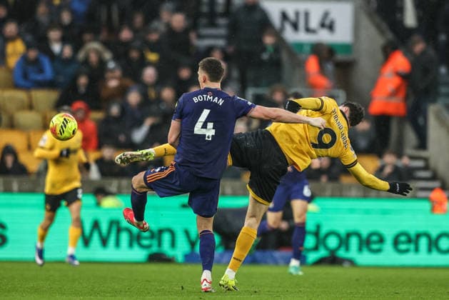 Premier League Wolverhampton Wanderers v Newcastle United Jorgen Strand Larsen of Wolverhampton Wanderers is pushed down by Sven Botman of Newcastle United, no foul is given during the Premier League match Wolverhampton Wanderers vs Newcastle United at Molineux, Wolverhampton, United Kingdom, 18th January 2026 (Photo by Alfie Cosgrove News Images) Wolverhampton Molineux West Midlands United Kingdom Copyright: xAlfiexCosgrove NewsxImagesx