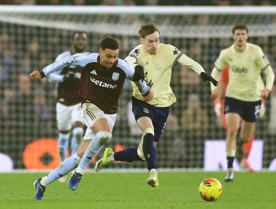 Birmingham, England, 18th January 2026. Morgan Rogers of Aston Villa (l) tussles with James Garner of Everton (r) during the Aston Villa vs Everton Premier League match at Villa Park, Birmingham. Picture credit should read: Jessica Hornby Sportimage EDITORIAL USE ONLY. No use with unauthorised audio, video, data, fixture lists, club league logos or live services. Online in-match use limited to 120 images, no video emulation. No use in betting, games or single club league player publications. SPI_047_JH_Villa_Everton SPI-4460-0047